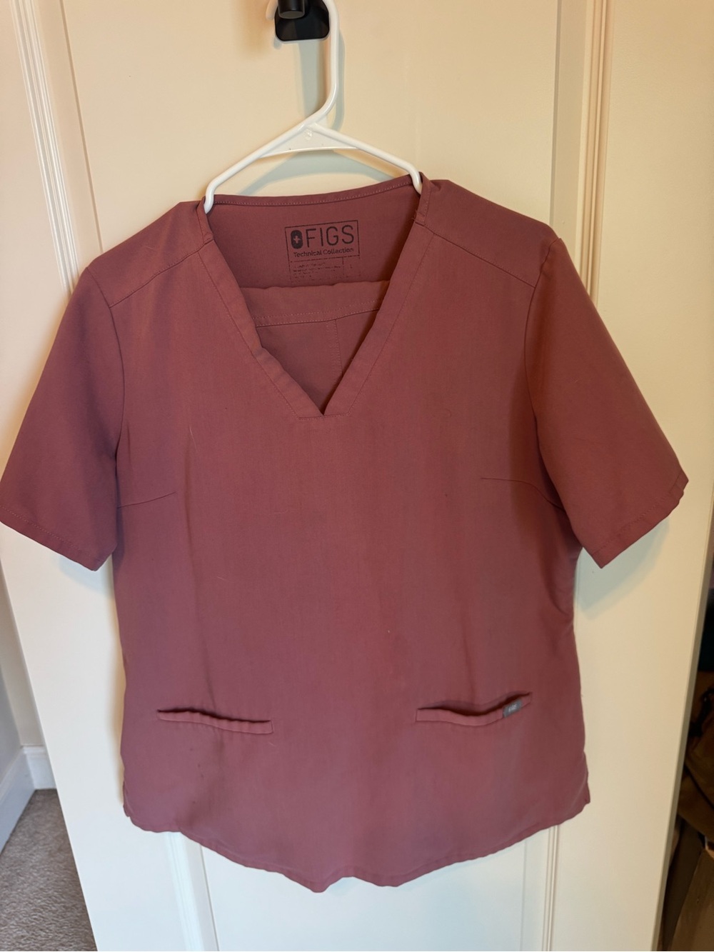 FIGS Short Sleeve V-Neck Scrub Top in Mauve Rose